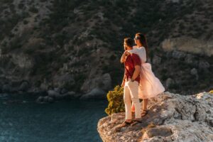 couple en lune de miel qui apprécie le paysage