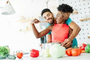 couple qui cuisine ensemble
